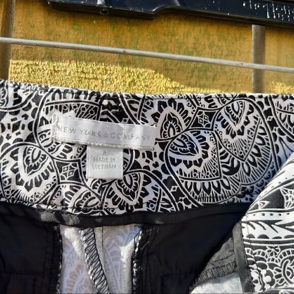 4 NEW YORK & COMPANY black and white shorts Guc - Picture 4 of 6